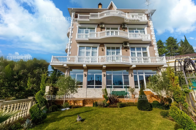 Дом классическом стиле в Сочи у моря