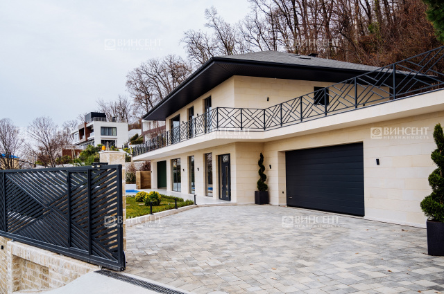 Красивый новый дом с видом на море