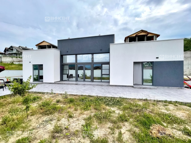 Дом с новым ремонтом на просторном участке