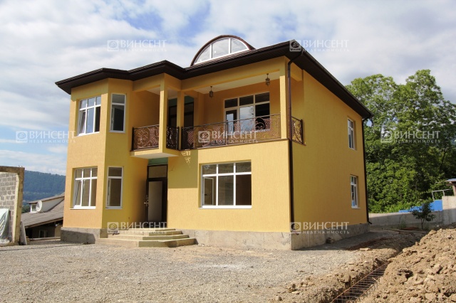 Двухэтажный дом в лесу