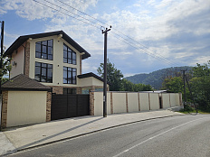 Дом с бассейном и видом на горы