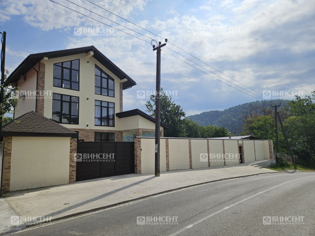 Дом с бассейном и видом на горы