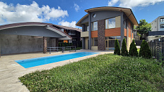 Новый дом с ремонтом, бассейном и видом на горы