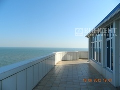 Пентхаус с видом на море, террасой и ремонтом