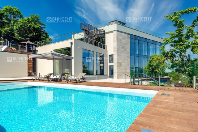 Дом с бассейном и видом на море и горы