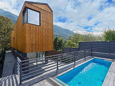 Современный дуплекс в центре Красной Поляны с видом на горы и реку