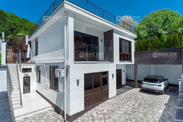 Дом с бассейном в центре Сочи