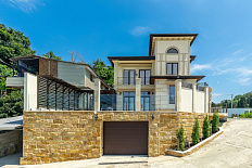 Дом в испанском стиле с прямым видом на море