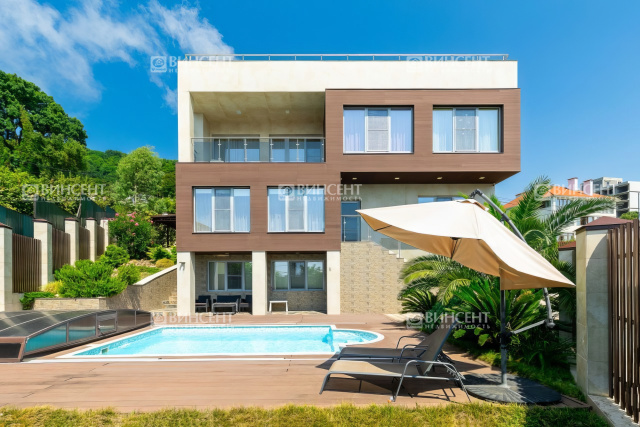 Дом с бассейном у моря