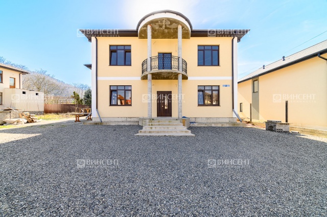 Роскошный дом с шестью спальнями у реки