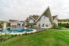 Дом в Сочи в альпийском стиле в зелёном районе