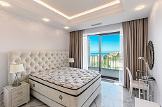 Трехкомнатный апартамент в Актере с видом на море