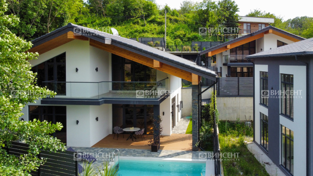 Шале с бассейном и видом на горы