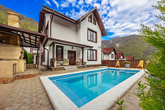 Дом с бассейном в сердце гор