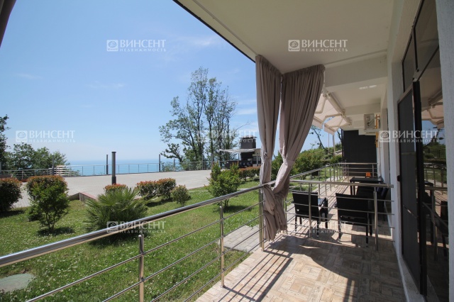 Квартира с выходом к бассейну и с видом на море 