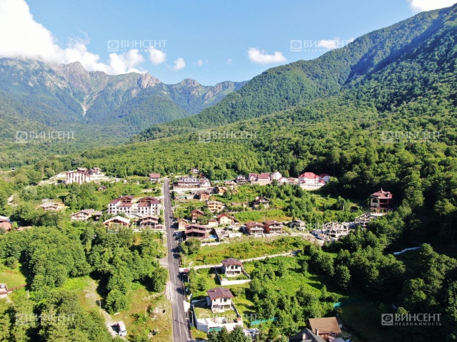 Просторный земельный участок в Красной поляне 