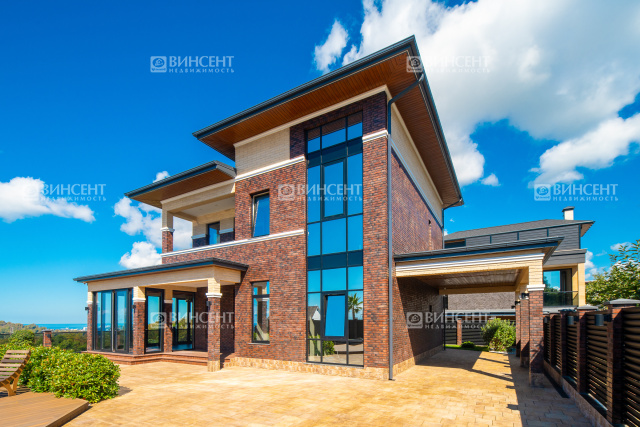 Стильный дом с бассейном и панорамой на Олимпийский парк