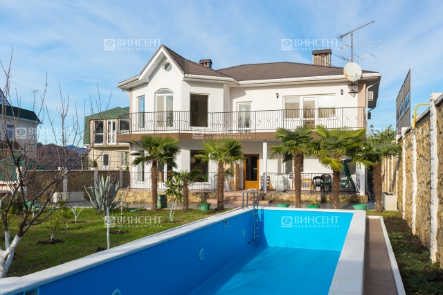 Дом с большим бассейном