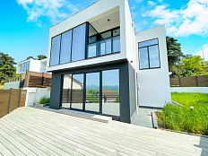 Дом с дизайнерским ремонтом в окружении гор