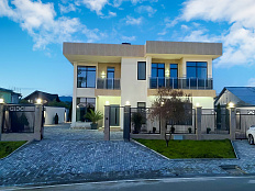 Дом с летней кухней и бассейном