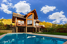 Дом в Сочи в стиле шале с бассейном