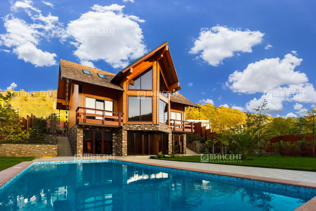 Дом в Сочи в стиле шале с бассейном