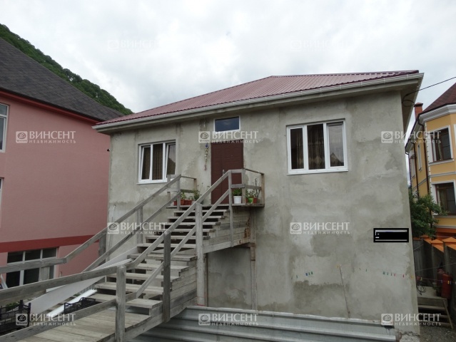 Трехэтажный дом с садом в Барановке.