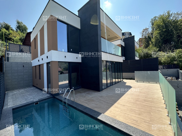 Дом с бассейном