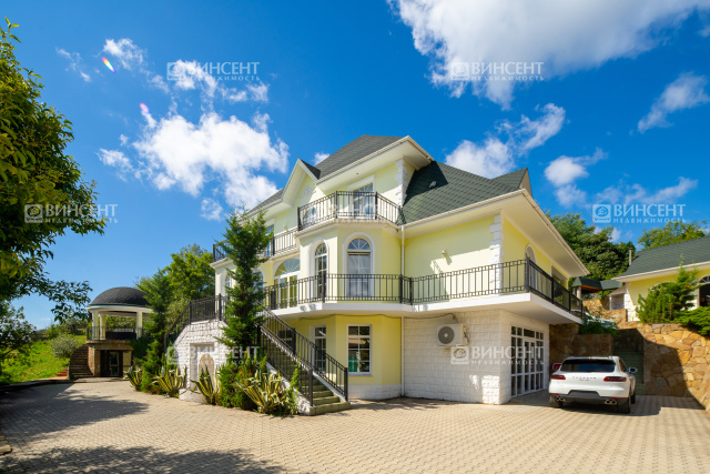 Большое домовладение в Адлере