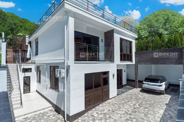 Современный дом в Сочи в самом центре