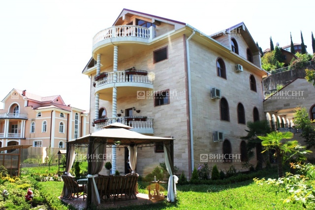 Элитный особняк с бассейном в престижном районе