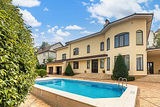 Классическая вилла в Сочи с бассейном