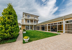 Вилла в классическом стиле в центре Сочи с видом на море